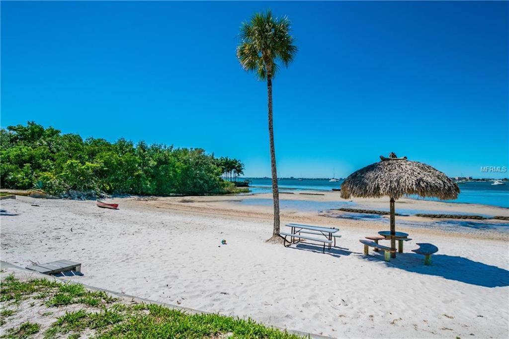 Affordable Two Bedroom Tropical Condo - Private Beach, Pools, Hot Tub São Petersburgo Exterior foto