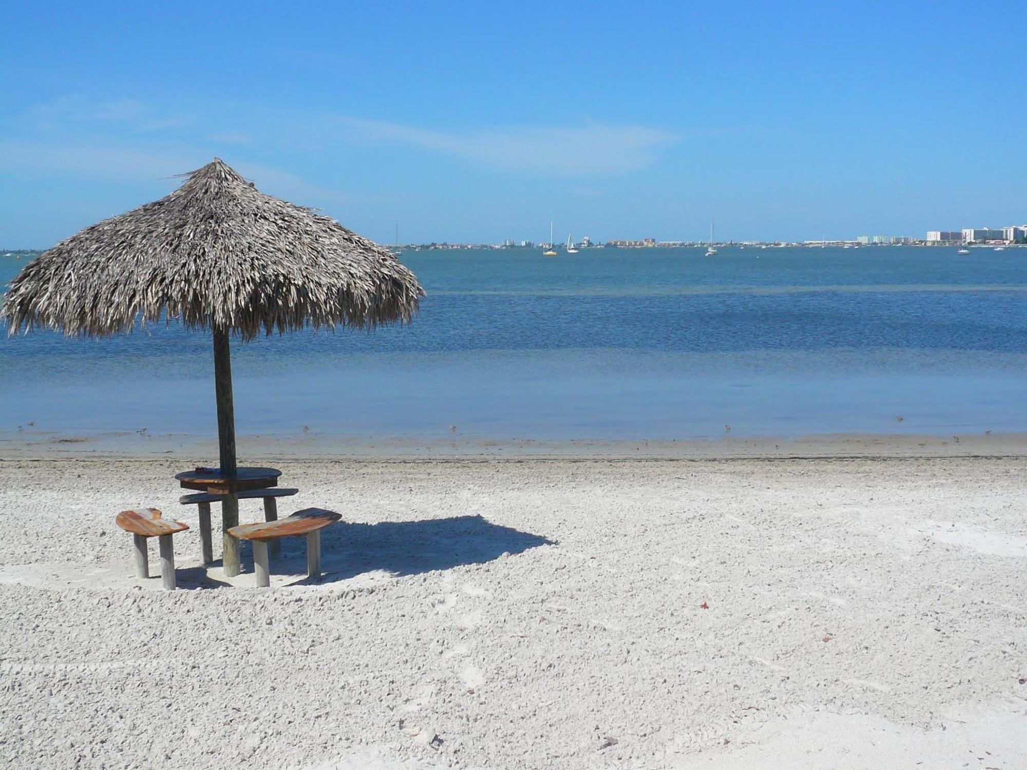 Affordable Two Bedroom Tropical Condo - Private Beach, Pools, Hot Tub São Petersburgo Exterior foto