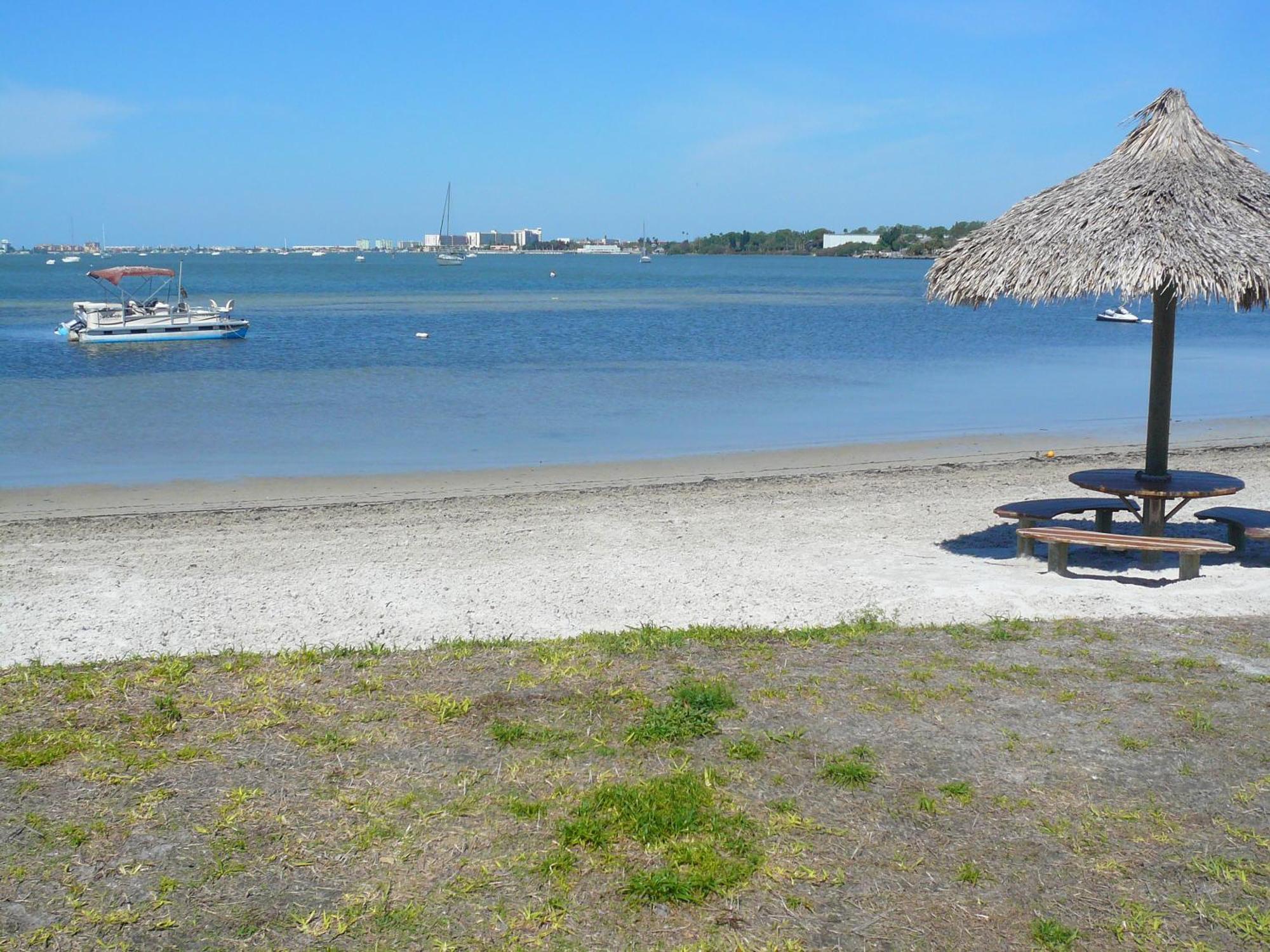 Affordable Two Bedroom Tropical Condo - Private Beach, Pools, Hot Tub São Petersburgo Exterior foto
