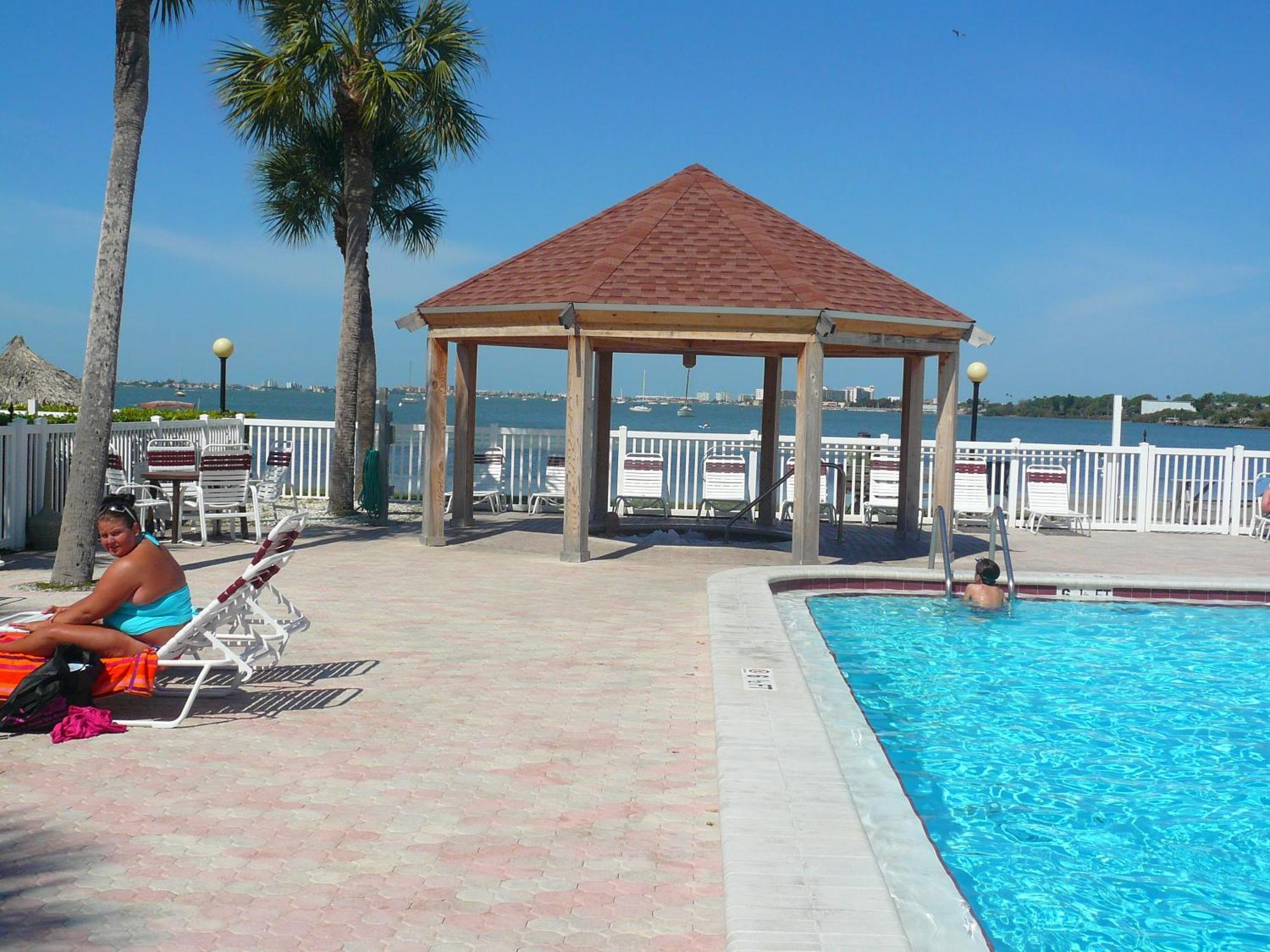 Affordable Two Bedroom Tropical Condo - Private Beach, Pools, Hot Tub São Petersburgo Exterior foto