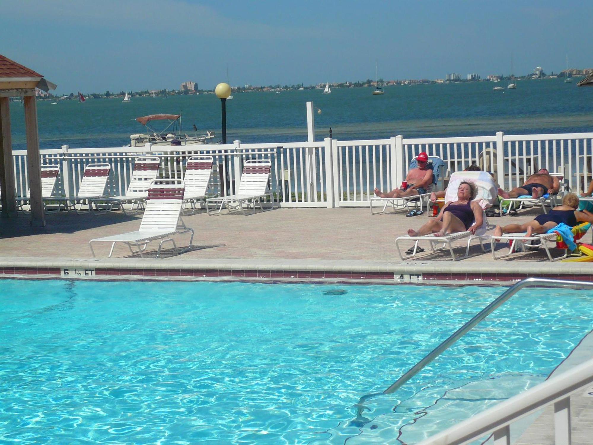 Affordable Two Bedroom Tropical Condo - Private Beach, Pools, Hot Tub São Petersburgo Exterior foto