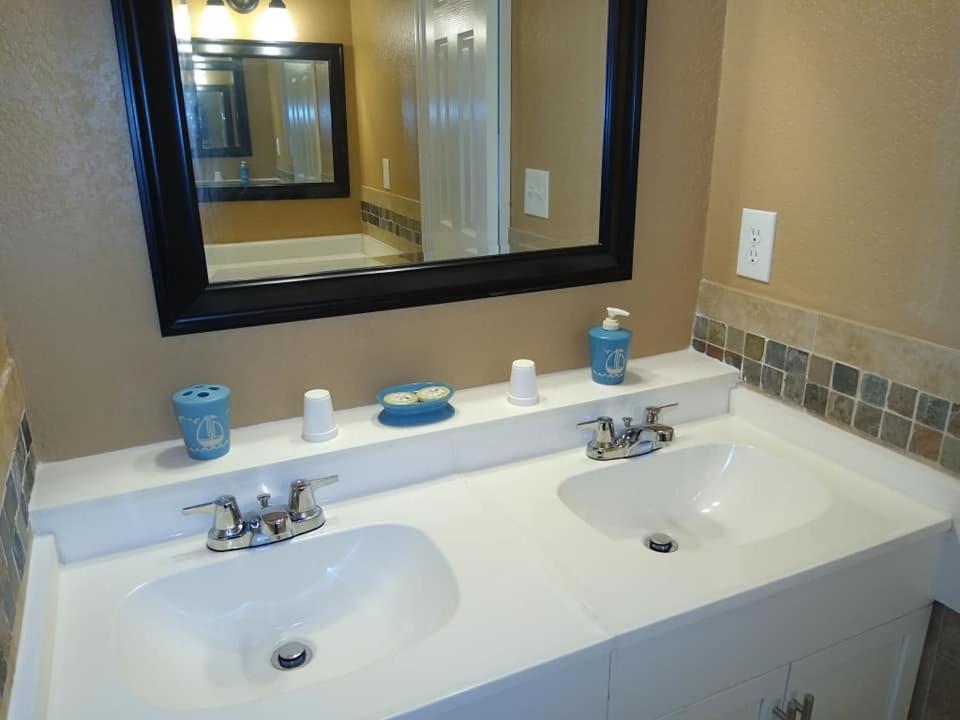 Affordable Two Bedroom Tropical Condo - Private Beach, Pools, Hot Tub São Petersburgo Exterior foto